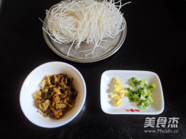 酸菜素米线的做法