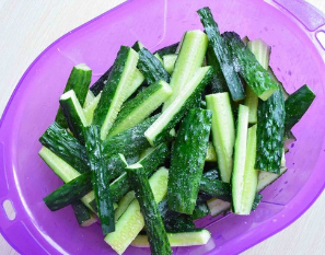 自己制作腌制黄瓜丝