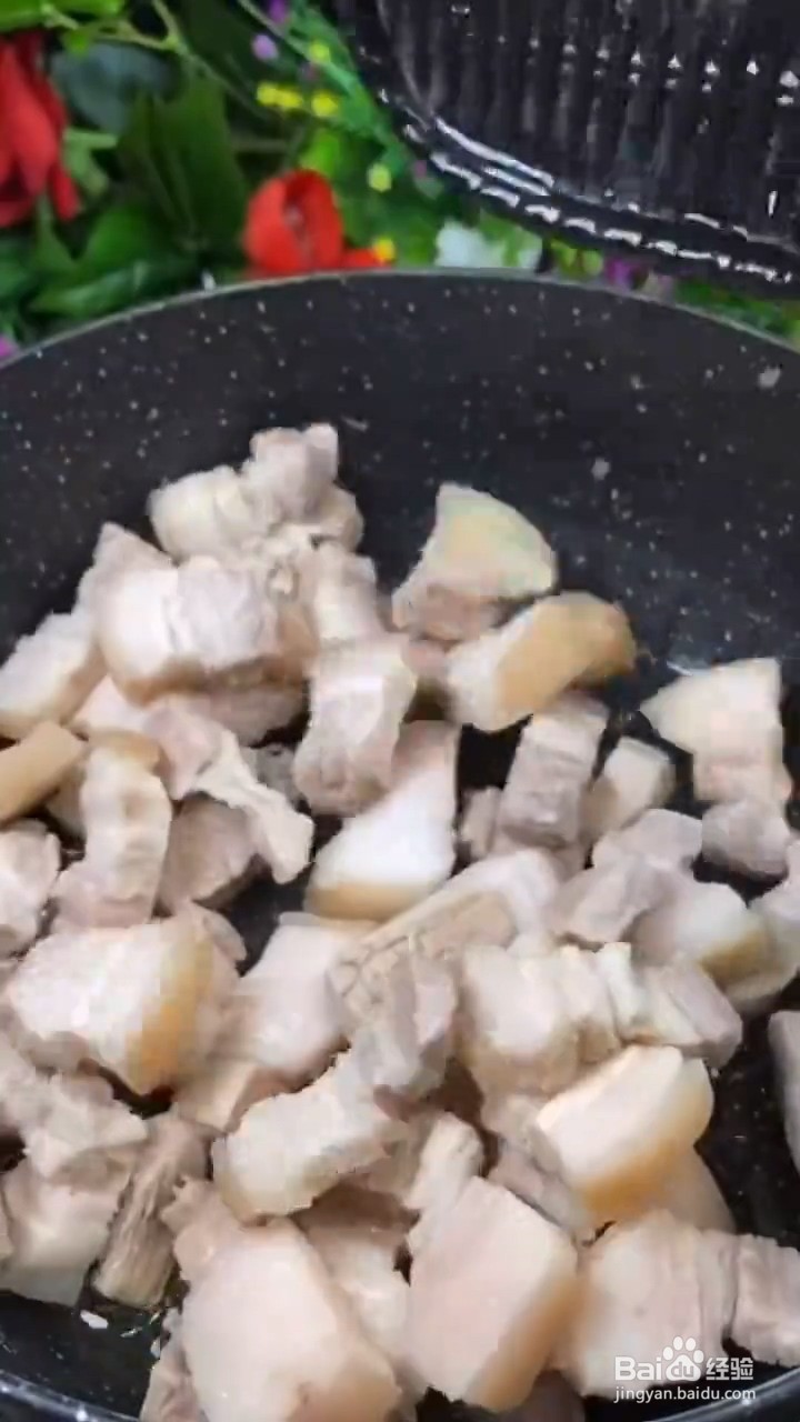 如何自制美味好吃的香辣鹌鹑蛋炖五花肉