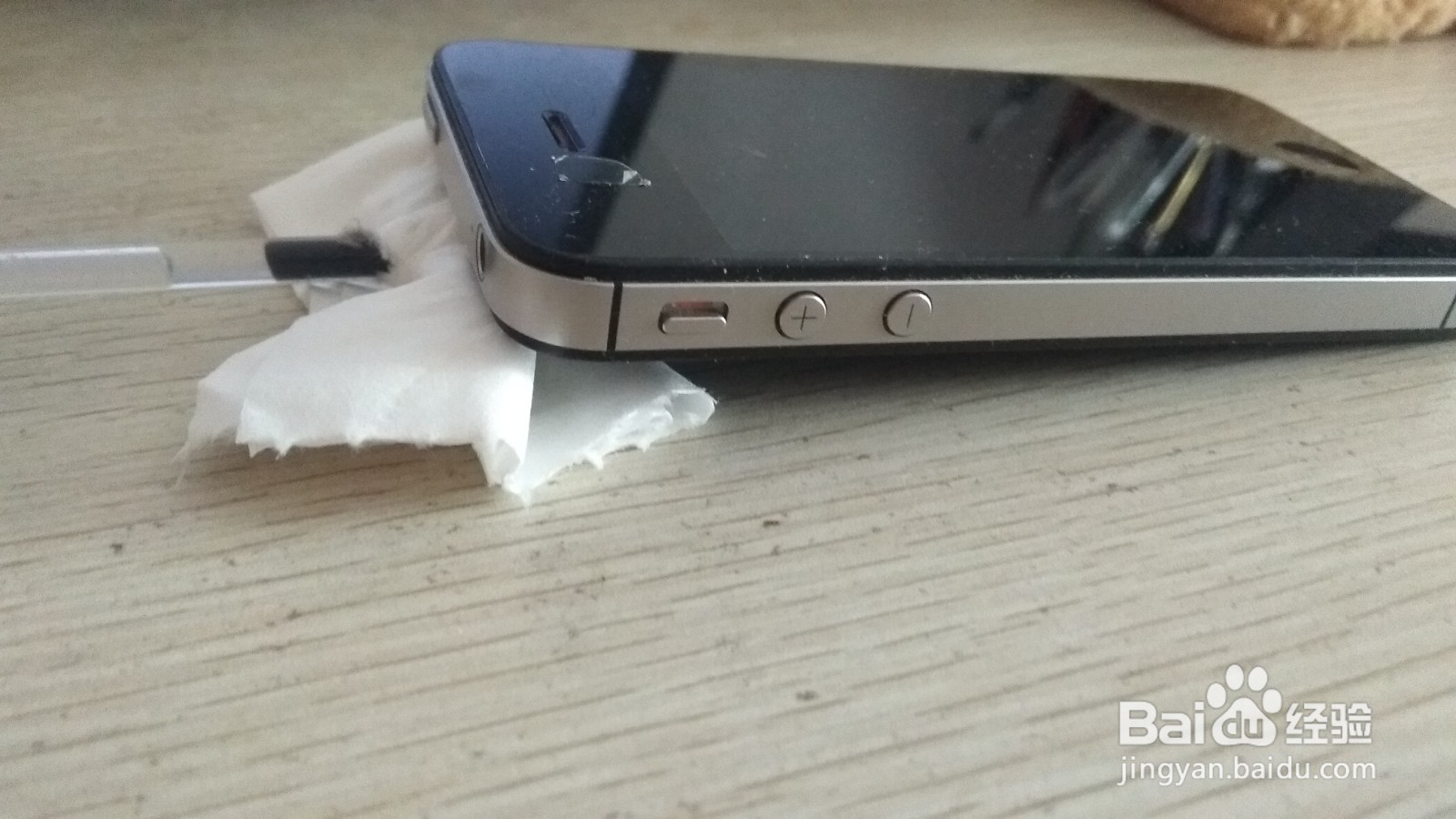 如何用一块手纸和一个中性笔芯做简易的手机支架