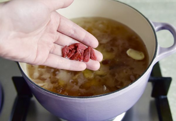 蔓越莓桃胶银耳羹