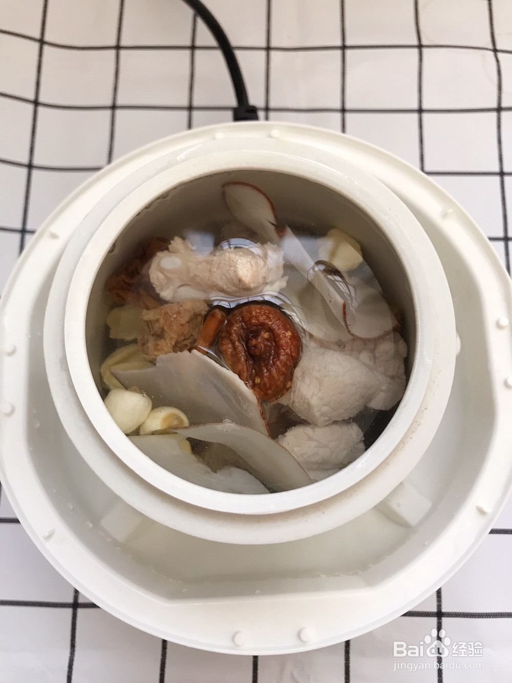 石斛海底椰排骨汤的做法