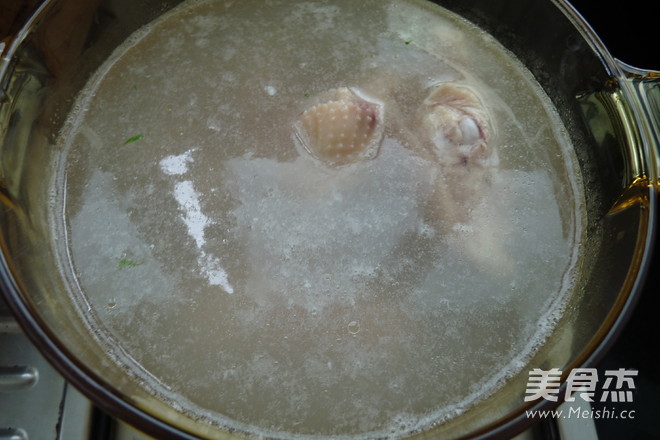 鸡腿馄饨浓汤煲