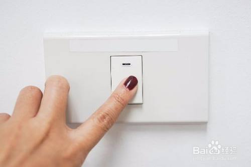 做到节约用电.拍摄准备出门关灯的动作就可以了.