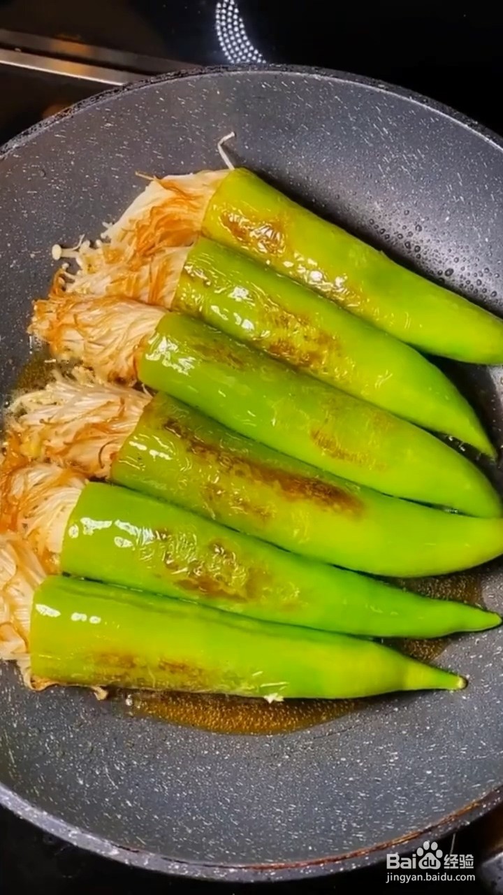如何自制美味好吃的青椒包金针菇