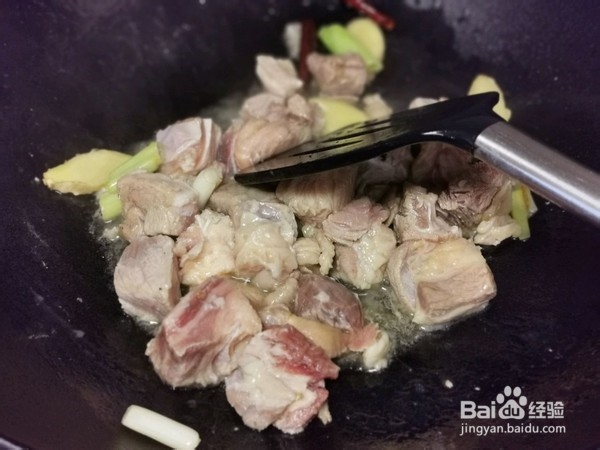 蔬菜炖牛肉贴饼子的做法