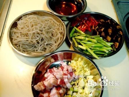 芦笋香菇焖粉条