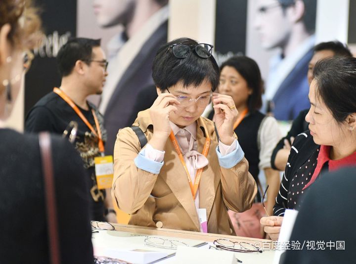 眼镜歪了自己怎么调