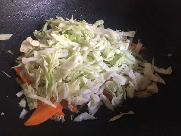 卷心菜鸡蛋炒面