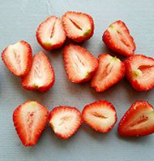 如何自制草莓奶昔？