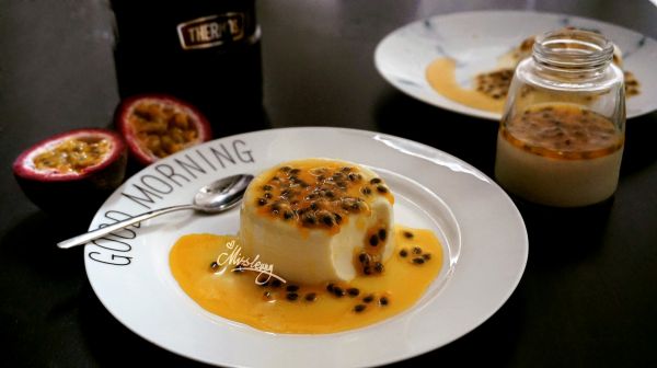 意式奶油布丁配百香果沙司