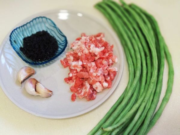 榄菜肉沫豆角盖浇饭