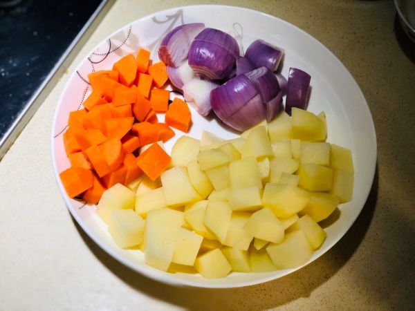 秘制咖喱鸡肉饭