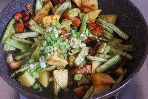 教你做出五花肉炖芸豆土豆