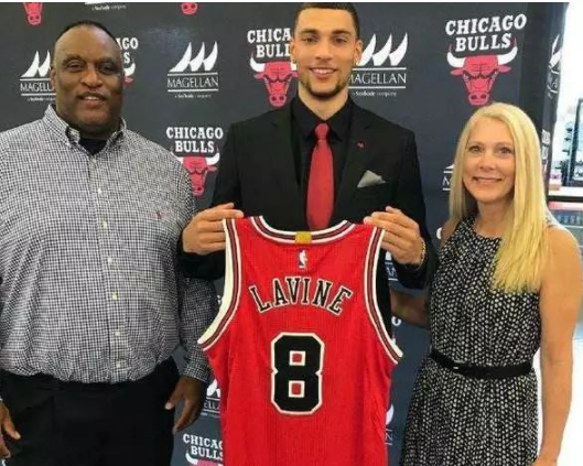 扎克拉文是黑人还是白人