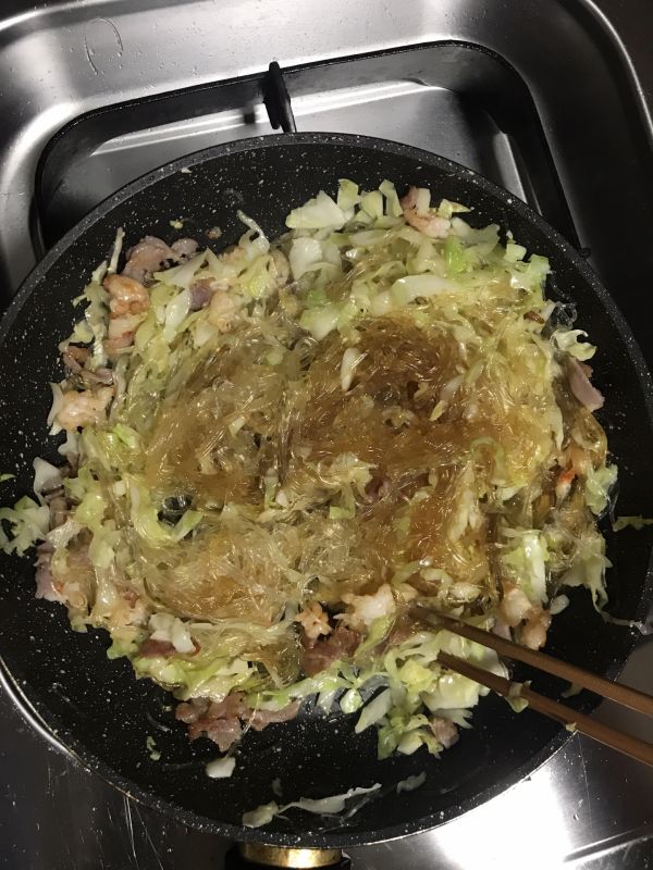 鲜虾火腿圆白菜炒粉丝