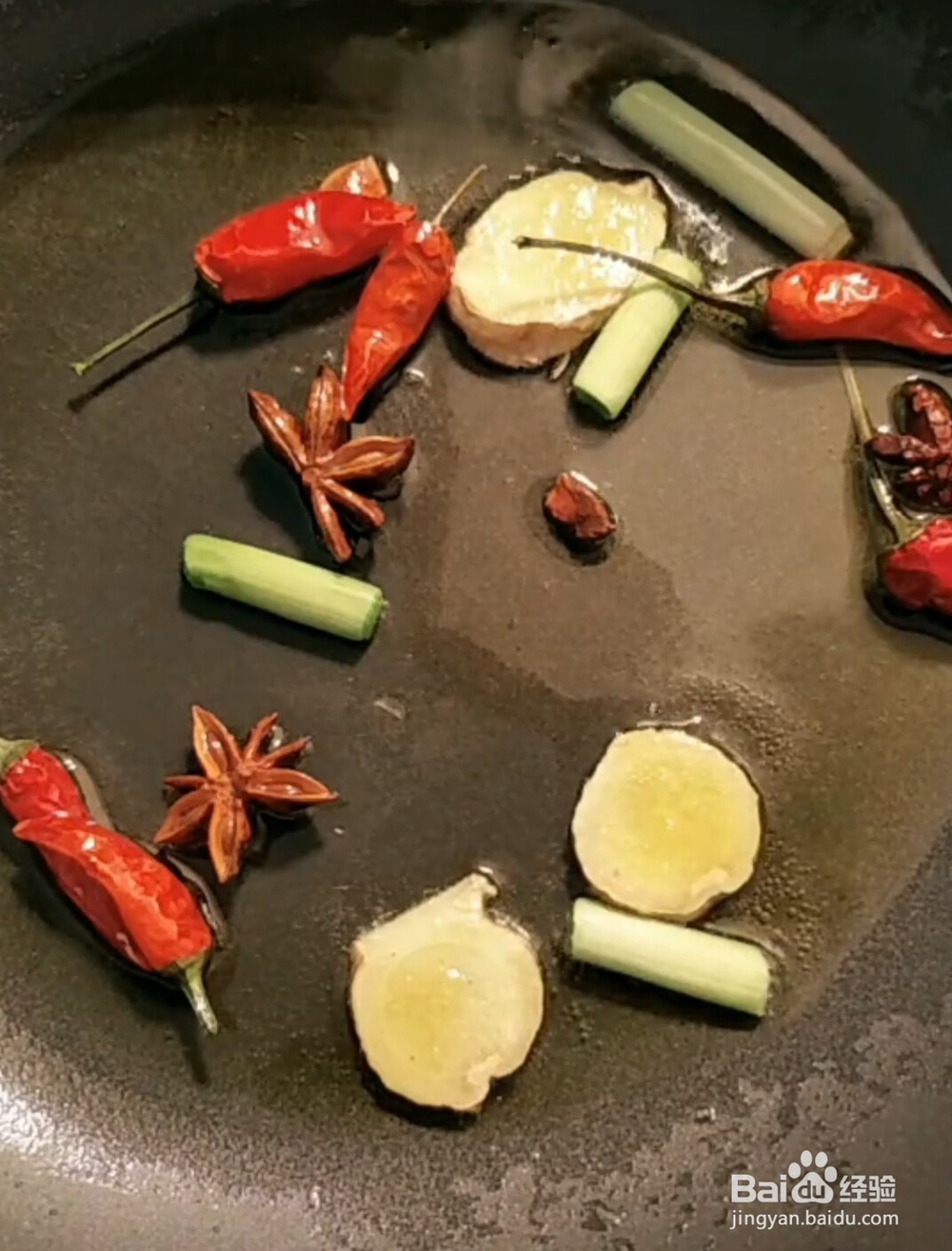 在家做美味的卤鸡脚