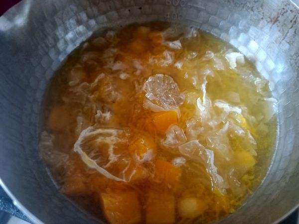 南瓜莲子银耳羹