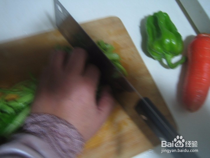老年人用刀怎样将芹菜切成均匀段