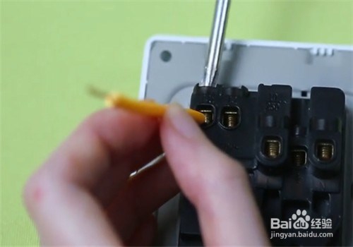 二根线如何接插座？