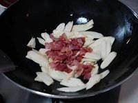养生食补茭白炒培根的做法