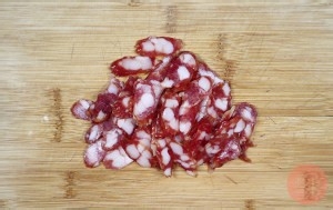 养生食补芹菜炒腊肠的做法