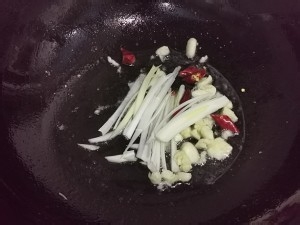 食补养生茭白炒肉丝的做法