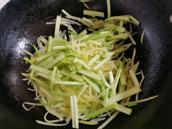减肥这样吃芹菜土豆丝