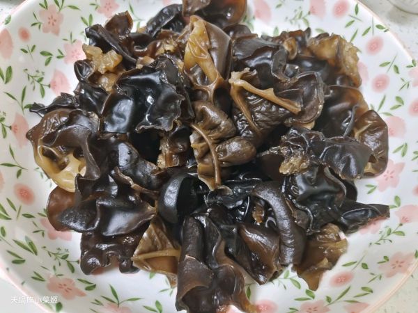 木耳平菇拌菠菜