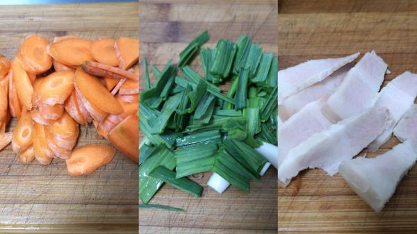 五花肉炒胡萝卜片