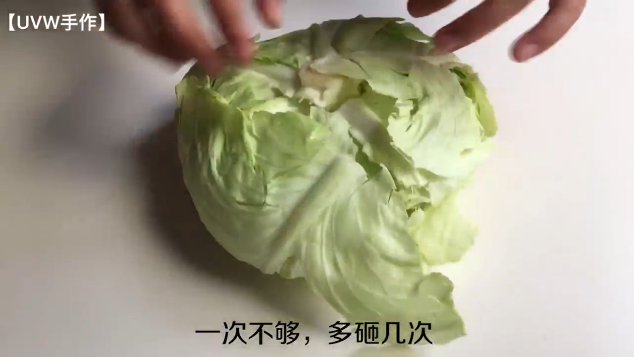 如何快速去掉包菜蒂轻轻一砸完美取出