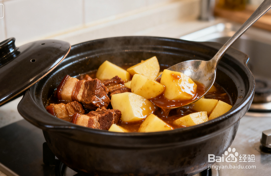 红烧肉炖土豆的做法：土豆吸满肉香，肉软烂不柴