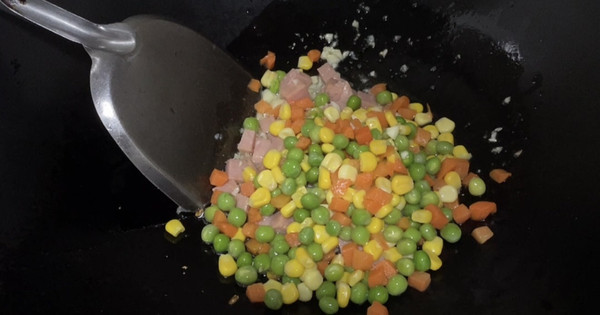 午餐肉炒时蔬粒