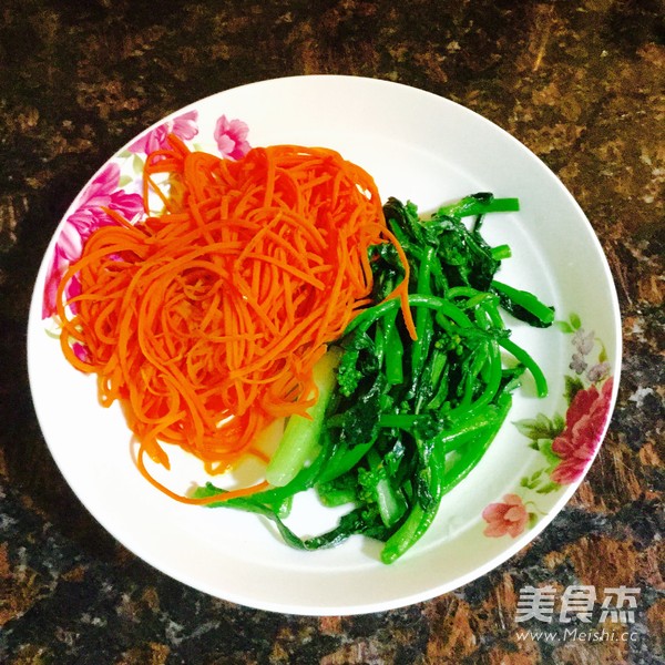 菜心炒米粉的做法