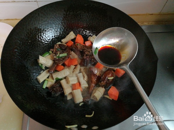 酱鸭炖笋干的做法