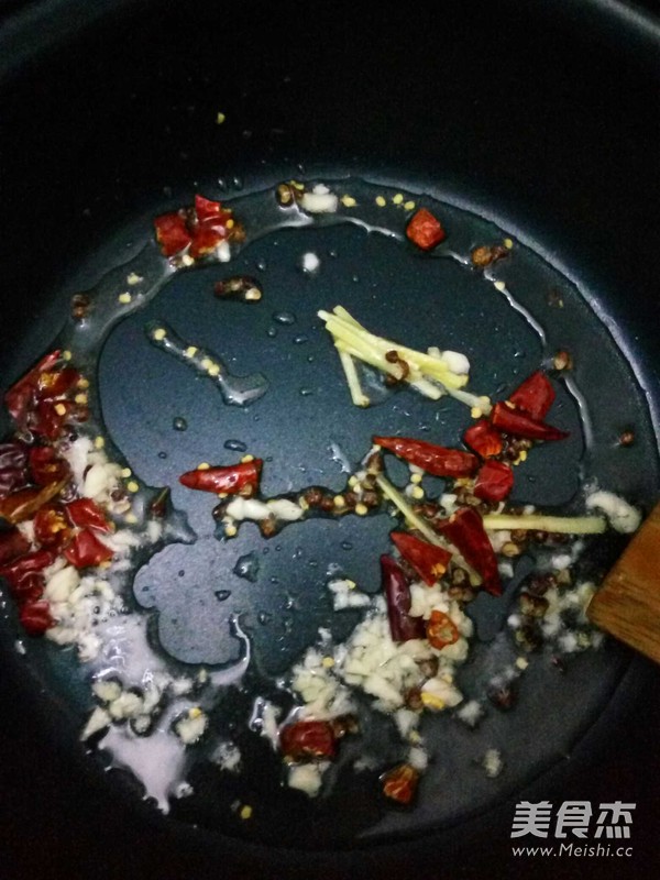 焖卤鸭掌的做法