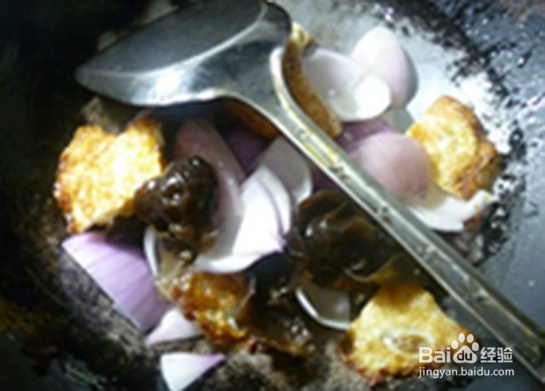 如何制作黑木耳洋葱炒荷叶蛋