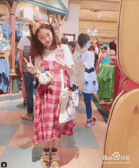 初秋修饰身材攻略!跟着达人用「宽松」政策穿出显瘦复古时尚