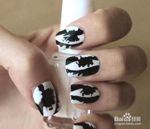 时尚的黑白泼墨美甲