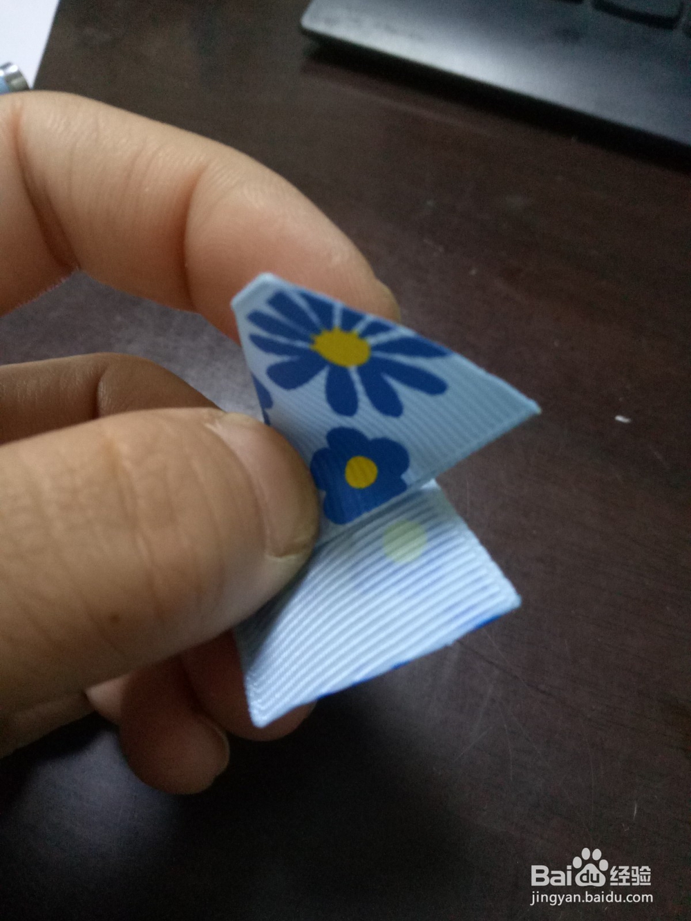 如何做一朵漂亮的丝带花