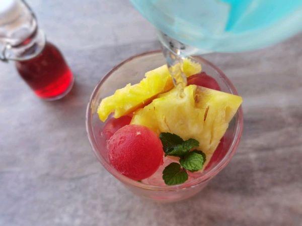 菠萝蔓越莓气泡水