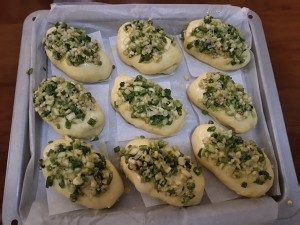 葱油蒜香面包的做法