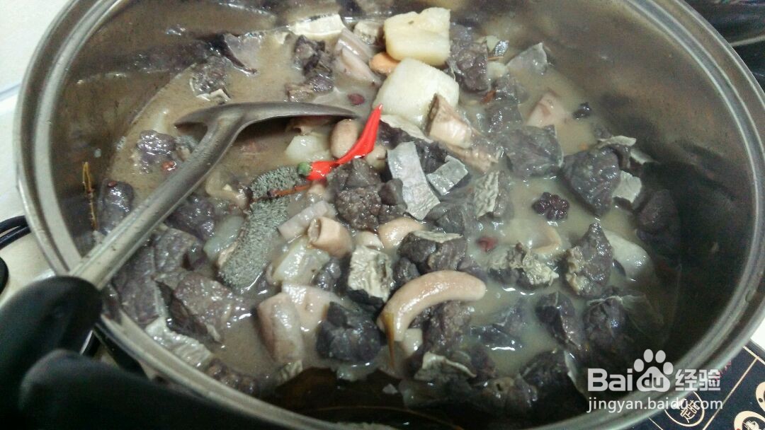 如何做出五香牛杂煲？