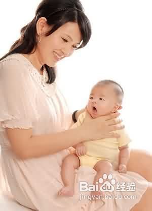 新生儿吐奶，妈妈应应知的几种拍嗝方法