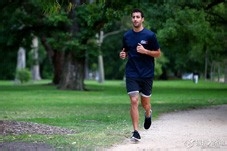 跑步一会儿就容易抽筋，跑步前该如何热身？