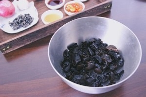 怎么做双椒拌木耳