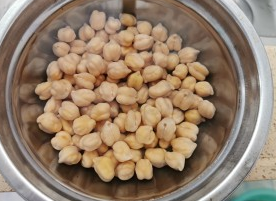 鹰嘴豆焖鸡腿的做法