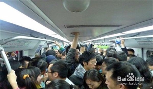 在地铁上遇到行为不规矩的人怎么办？