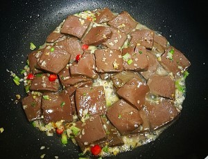 香辣滑嫩鸭血韭菜的做法