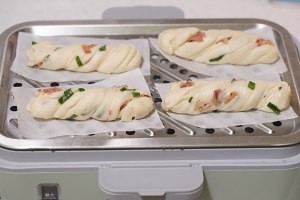 疫情期间适合做的奶香培根葱花馒头。